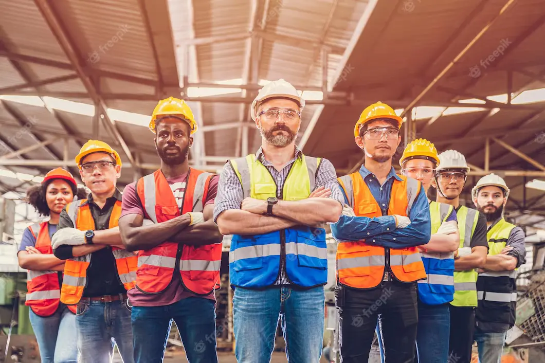 group-worker-engineer-teamwork-people-mix-race-heavy-industry-standing-confidentselective-focus-center-man_43300-3223